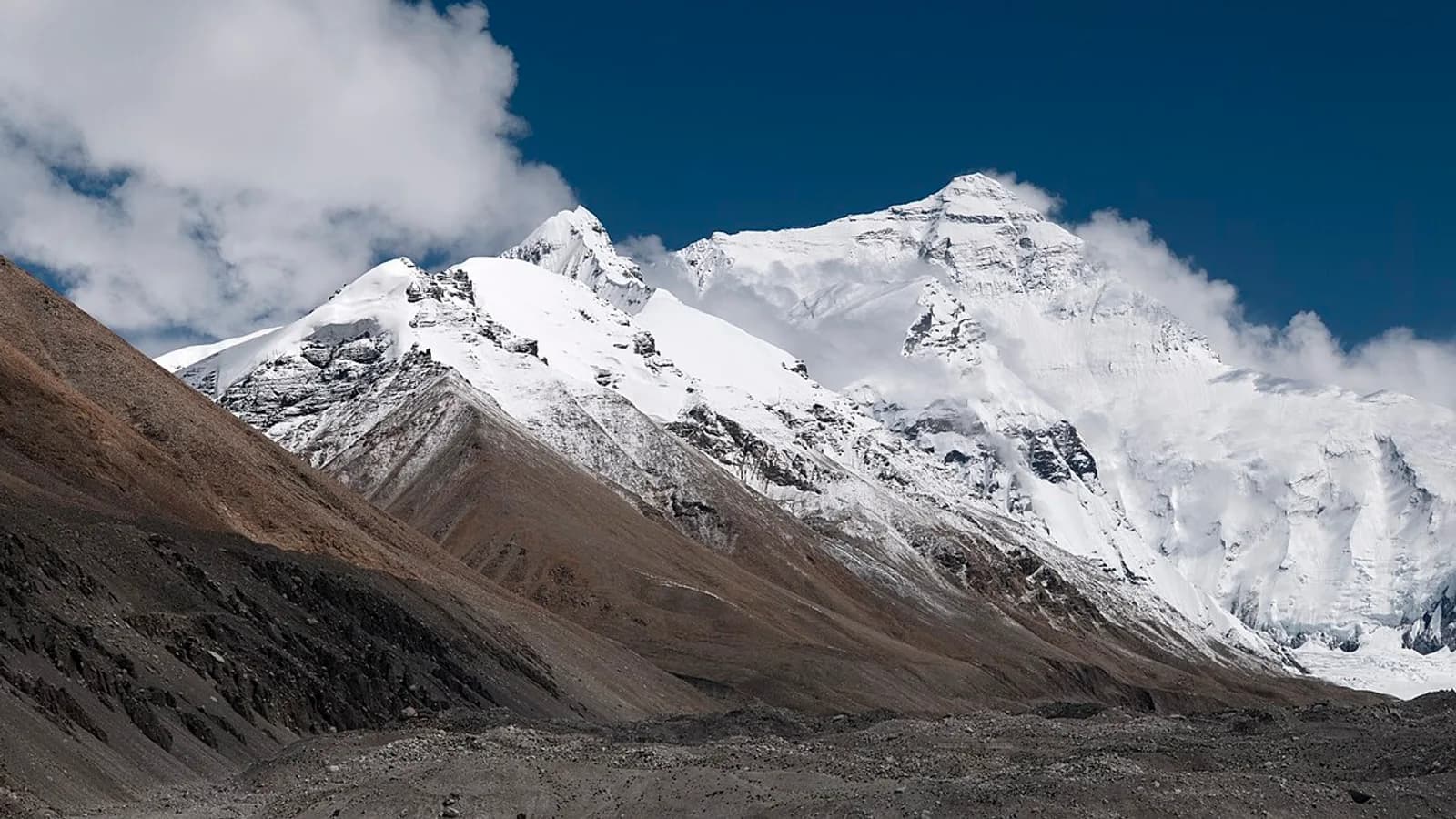 Panoramic view of Mount Everest rising above the surrounding Himalayan peaks and glaciers