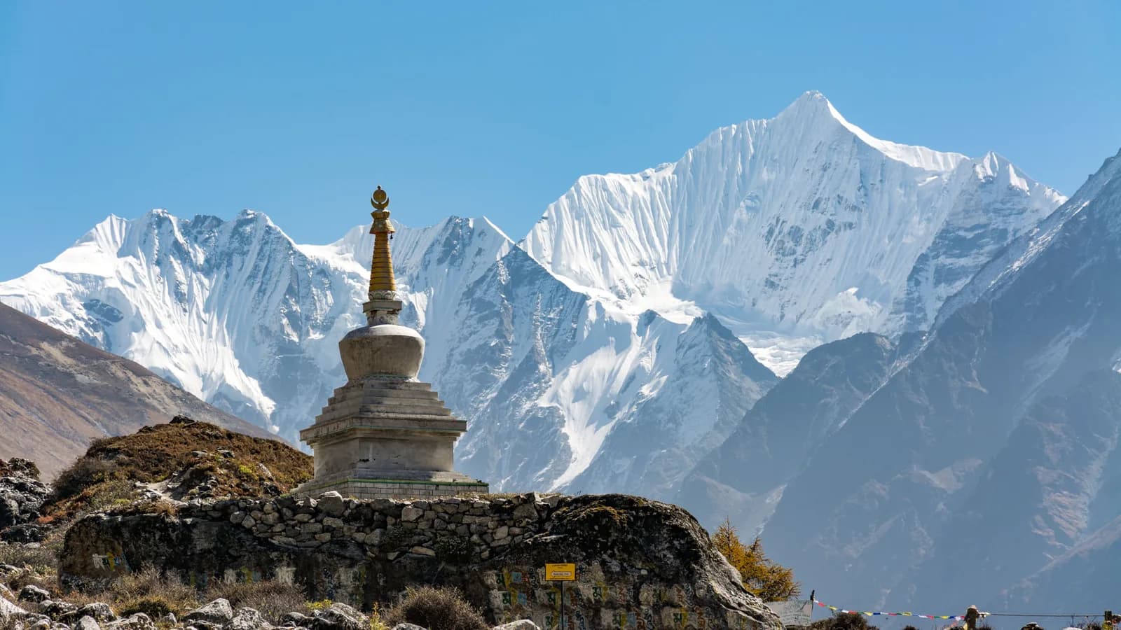 A stupa on the trail between Langtang valley and Kyanjin with mountains behind