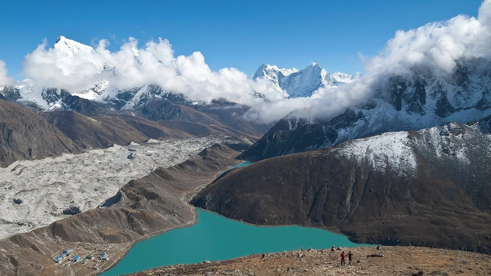 A trekking trail descending through the Himalaya on the way back from Everest Base Camp